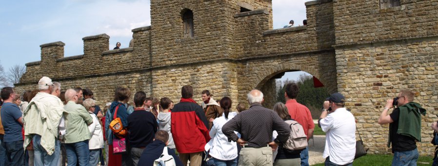 Bild einer Führung im Ostkastell